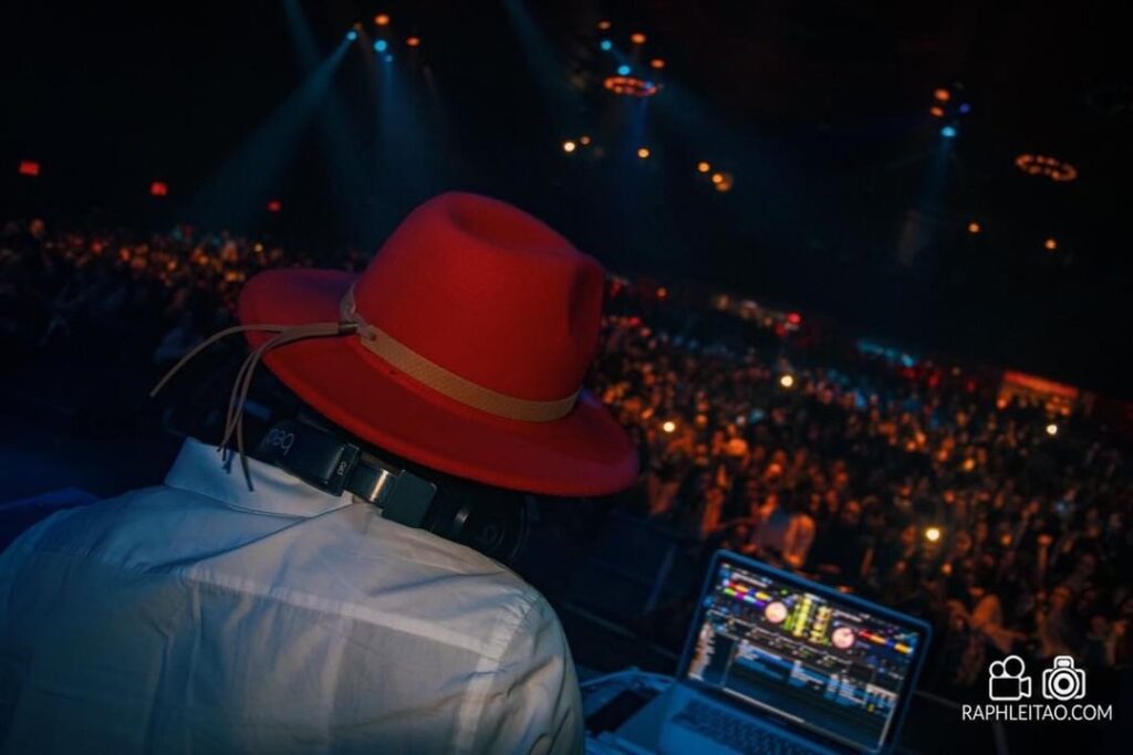 DJ Leezo Licious en performance sur scène en ouverture du concert de Dadju à Montréal en janvier 2019, devant une foule survoltée.