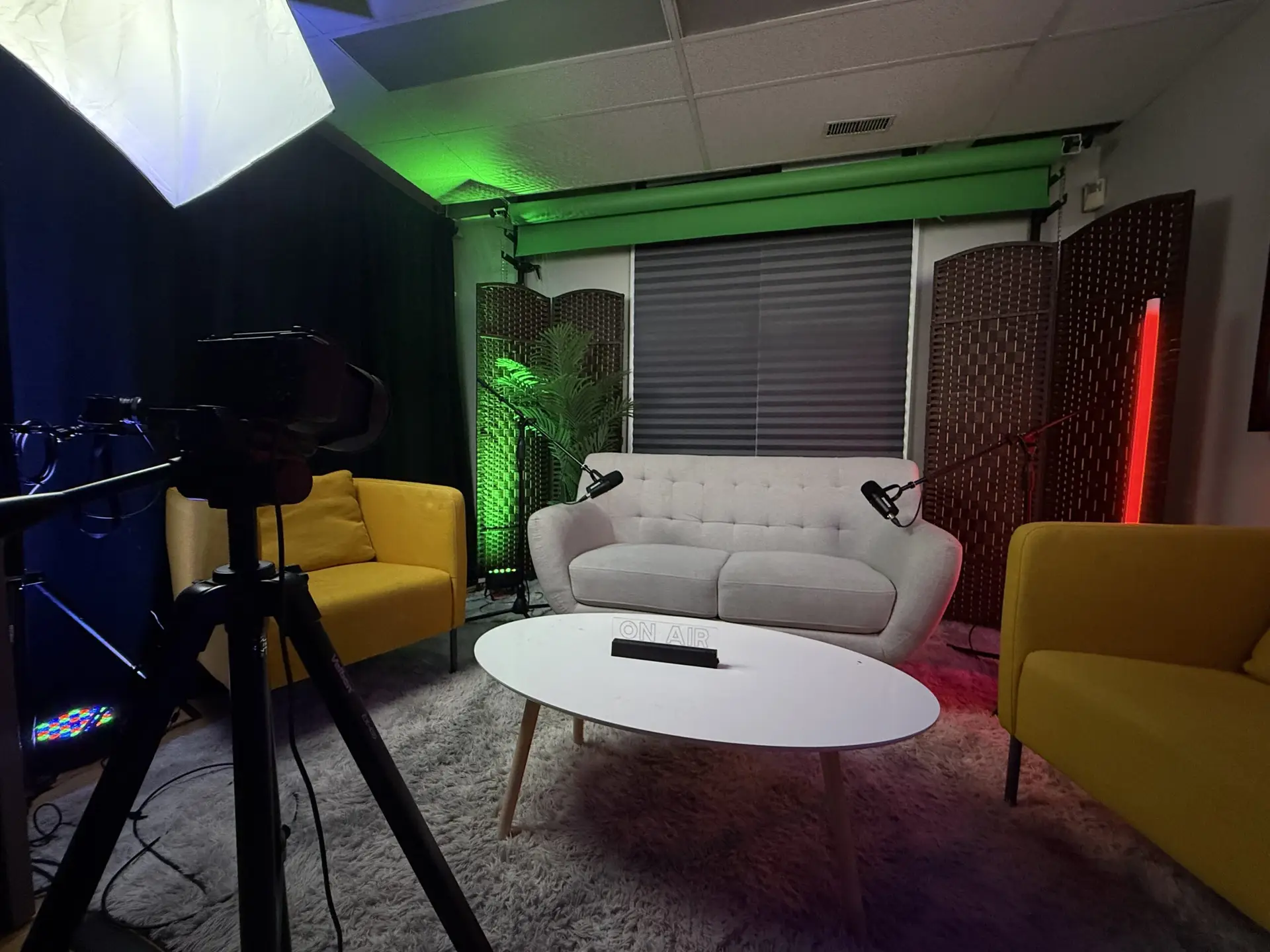 Studio d’enregistrement professionnel NEK STUDIO avec micro, lumière dorée et décor moderne à Lachine (Ouest de Montréal)