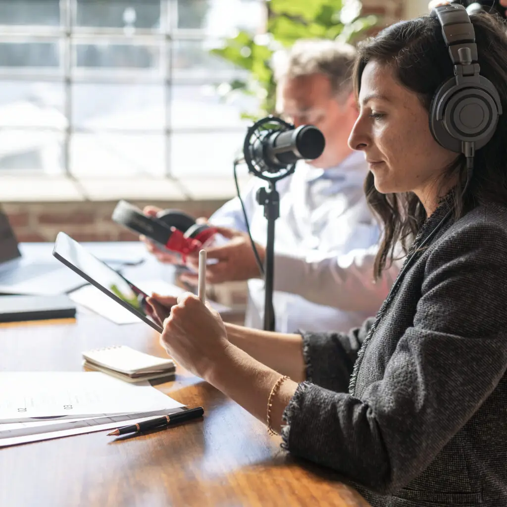 Une entrepreneure est interviewée pour un podcast professionnel au NEK STUDIO à Lachine, Montréal, dans une ambiance moderne et créative.