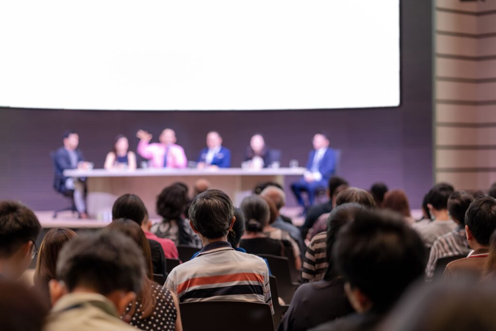 Public de dos dans une salle de conférence pendant un séminaire professionnel – organisation d’événements corporatifs par NEK AGENCY à Montréal