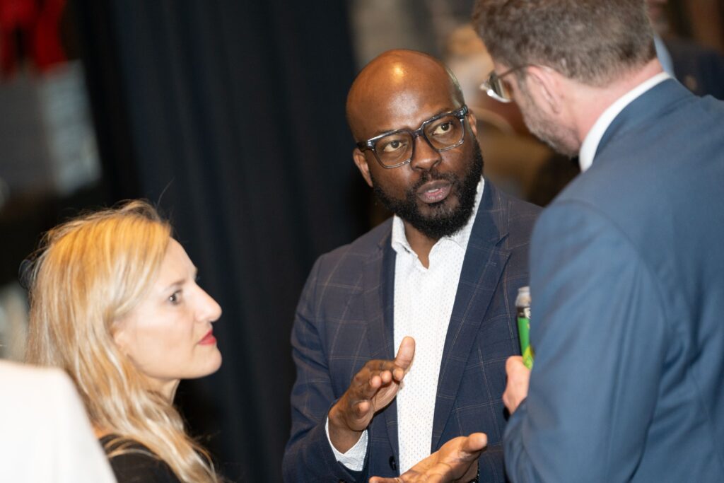 Lionel N. Ketchiozo coordonnant son équipe lors du Sommet sur les batteries 2024 à la Cité de l’Énergie de Shawinigan.