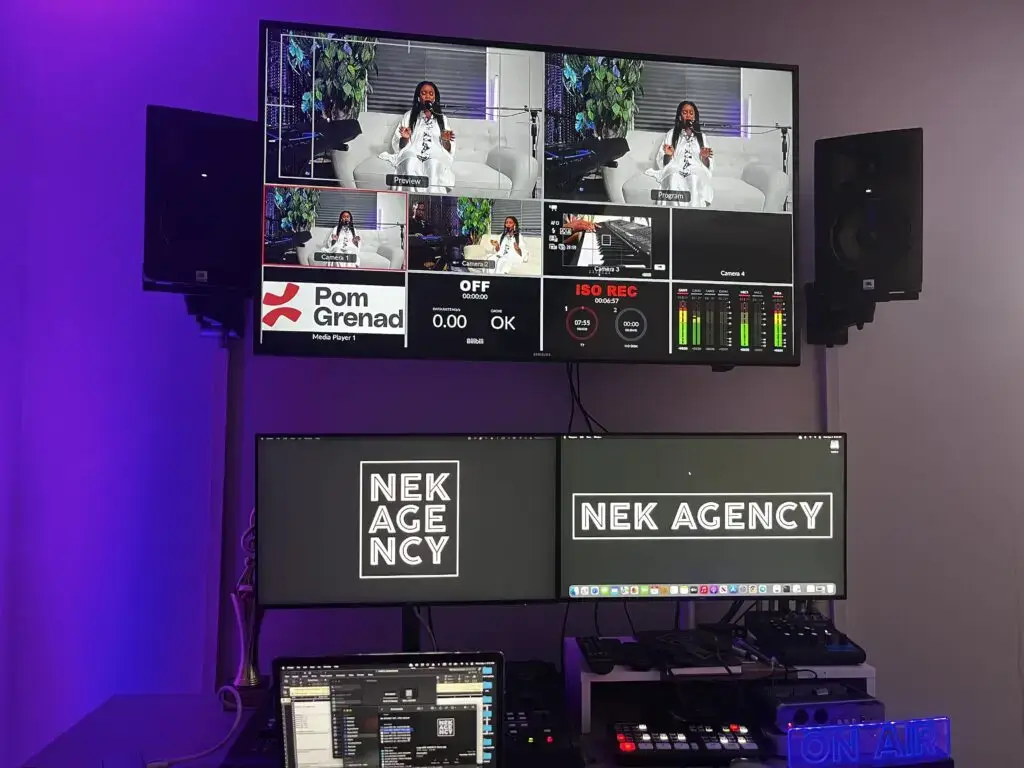 Régie du NEK STUDIO à Lachine, avec écrans de contrôle, console audio, logiciels de montage et équipements professionnels pour la production vidéo et audio.