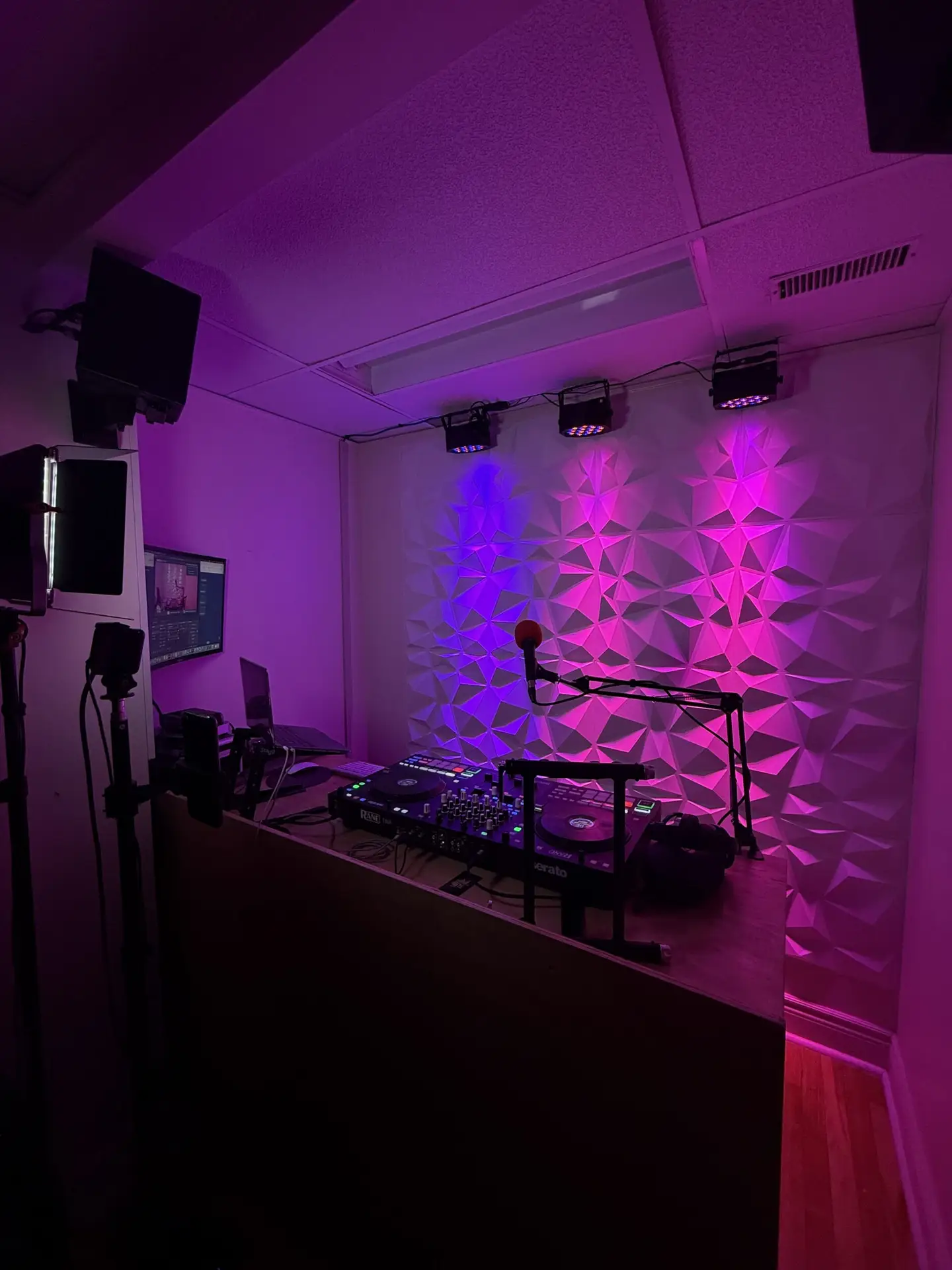 Salle DJ du NEK STUDIO à Lachine, équipée de platines professionnelles, caméras et moniteur pour les enregistrements vidéo et les livestreams musicaux.