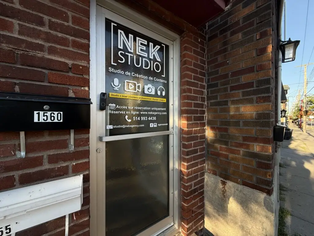 Porte d’entrée vitrée du studio d’enregistrement NEK STUDIO à Lachine, Montréal