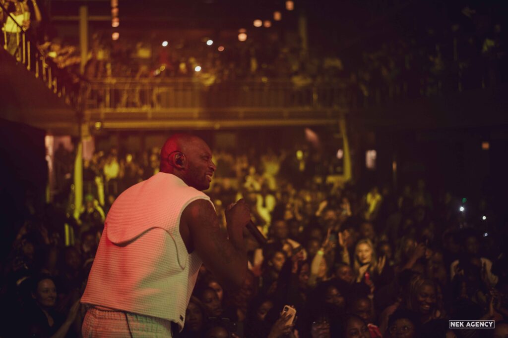 Singuila sur scène au Club Soda devant un public enthousiaste, lors du concert de ses 20 ans de carrière organisé par NEK AGENCY à Montréal, le 23 février 2025 — événement à guichets fermés.