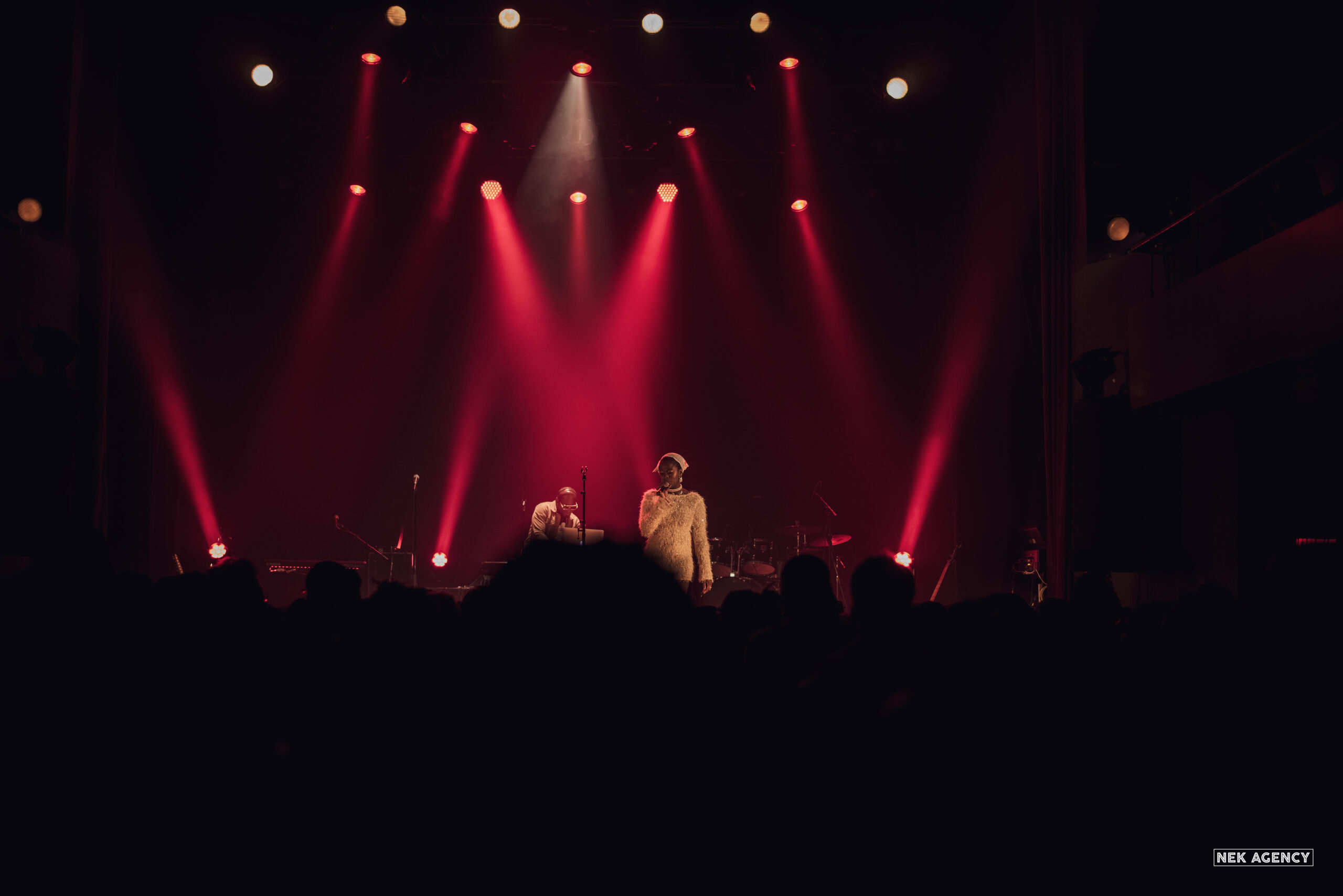 Mona Muse sur scène à Montréal lors de la première partie du concert de Singuila – NEK EVENTS